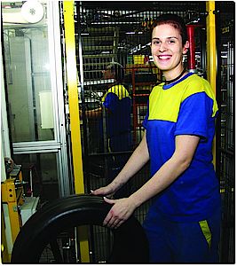 Frauen Zukunftstag bei Michelin. Das Bild zeigt Marina Schmidt - erste Anlagenfahrerin.