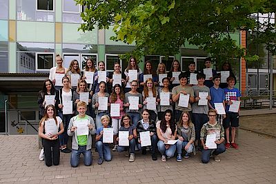 Die Schüler des Lina-Hilger-Gymnasiums mit ihren Urkunden (Foto: Weschler/Lina Hilger Gymnasium)