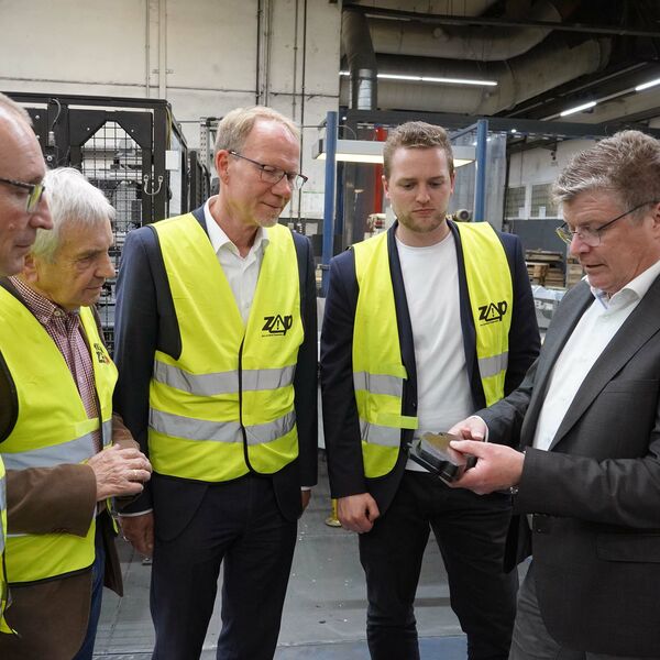 Werksbesuch bei TMD Friction – Hersteller von Bremsteilen für Lkws v.l.nr. Bernd Vogler (Chemieverbände), Wolfgang Fricke (SPD-Ortsverein), Dominique Bäumer (Chemieverbände), Martin Diedenhofen (MdB, SPD), Frank Gümpel (TMD Friction)