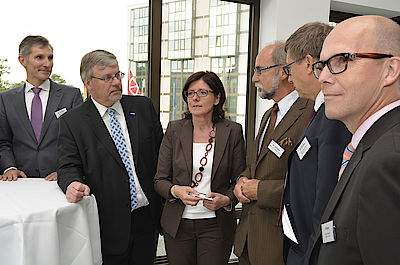 Ministerpräsidentin Malu Dreyer im Gespräch mit Vorstandsmitgliedern der Chemieverbände