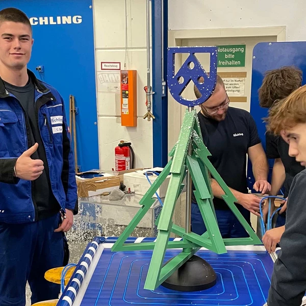 Azubis von Röchling Industrial arbeiten am SchienceTree