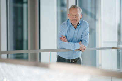 Prof. Dr. Andreas Künkel Vice President, Head of Biodegradation & Microplastics Research hat den Meyer-Galow-Preis für Wirtschaftschemie 2025 gewonnen.