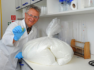 Geniale Helfer: Volker Schäfer zeigt das Verhältnis Additiv zu Kunststoff-Granulat. Foto: Sandro
