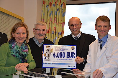 Spendenübergabe mit glücklichen GEsichtern: 4.000 Euro ermöglichen kindgerechte Zimmer in der Kinderklinik