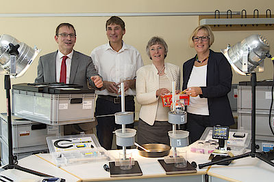 Dr. Bernd Vogler bei der Übergabe der Experimentierkisten an Markus Grimminger und Petra Weber-Hellmann; zusammen mit Dr. Christine von Landenberg, die die Schulförderung für den VCI Rheinland-Pfalz betreut (vlnr) (Foto: Hasübert/ChemieRP).