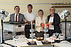 Dr. Bernd Vogler bei der Übergabe der Experimentierkisten an Markus Grimminger und Petra Weber-Hellmann; zusammen mit Dr. Christine von Landenberg, die die Schulförderung für den VCI Rheinland-Pfalz betreut (vlnr) (Foto: Hasübert/ChemieRP).