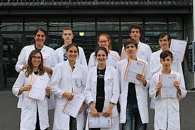Die Stimmung ist super bei den zehn Schülerinnen und Schülern, die die 17.Ferienakademie Farben an der JGU absolvieren. Quelle: NatLab/JGU/Welschof