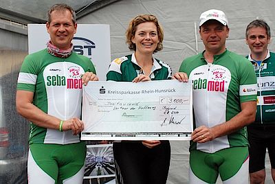 Julia Klöckner, Vorsitzende der CDU Rheinland-Pfalz, nimmt den Spendenscheck von Marketingleiter Udo Klüwer (links) und Sportmarketing-Manager Toni Neier entgegen.