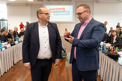 Roland Strasser (IGBCE) und Michael Müller (Arbeitgeberverband) im Gespräch