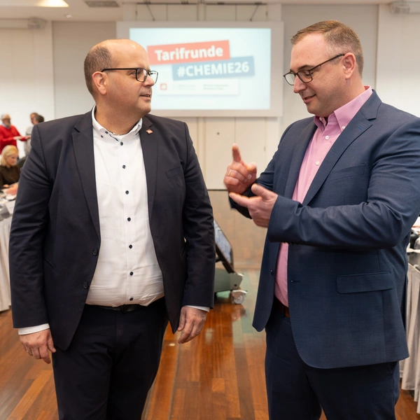 Roland Strasser (IGBCE) und Michael Müller (Arbeitgeberverband) im Gespräch