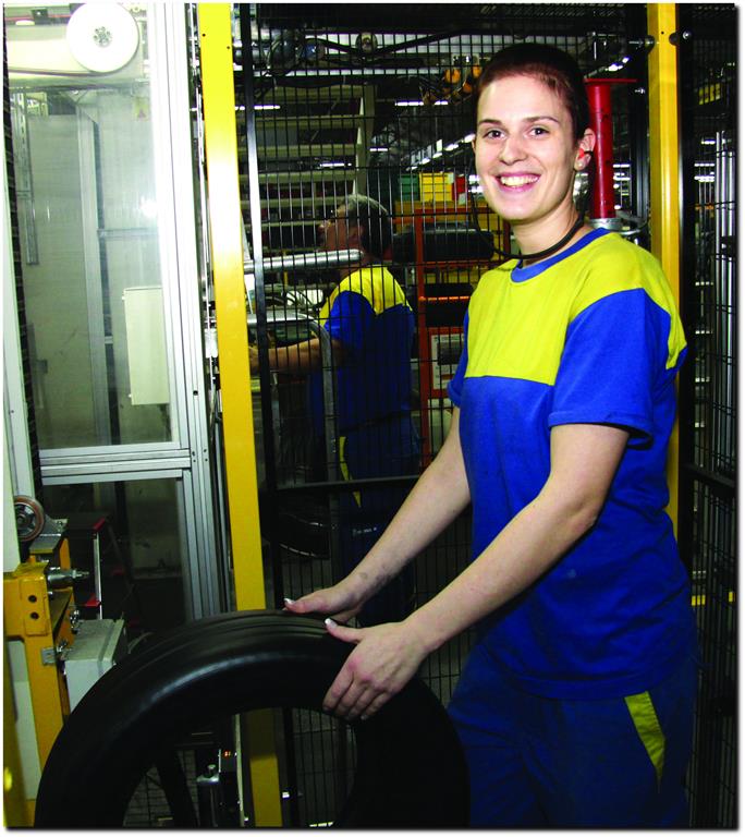 Frauen Zukunftstag bei Michelin. Das Bild zeigt Marina Schmidt - erste Anlagenfahrerin.
