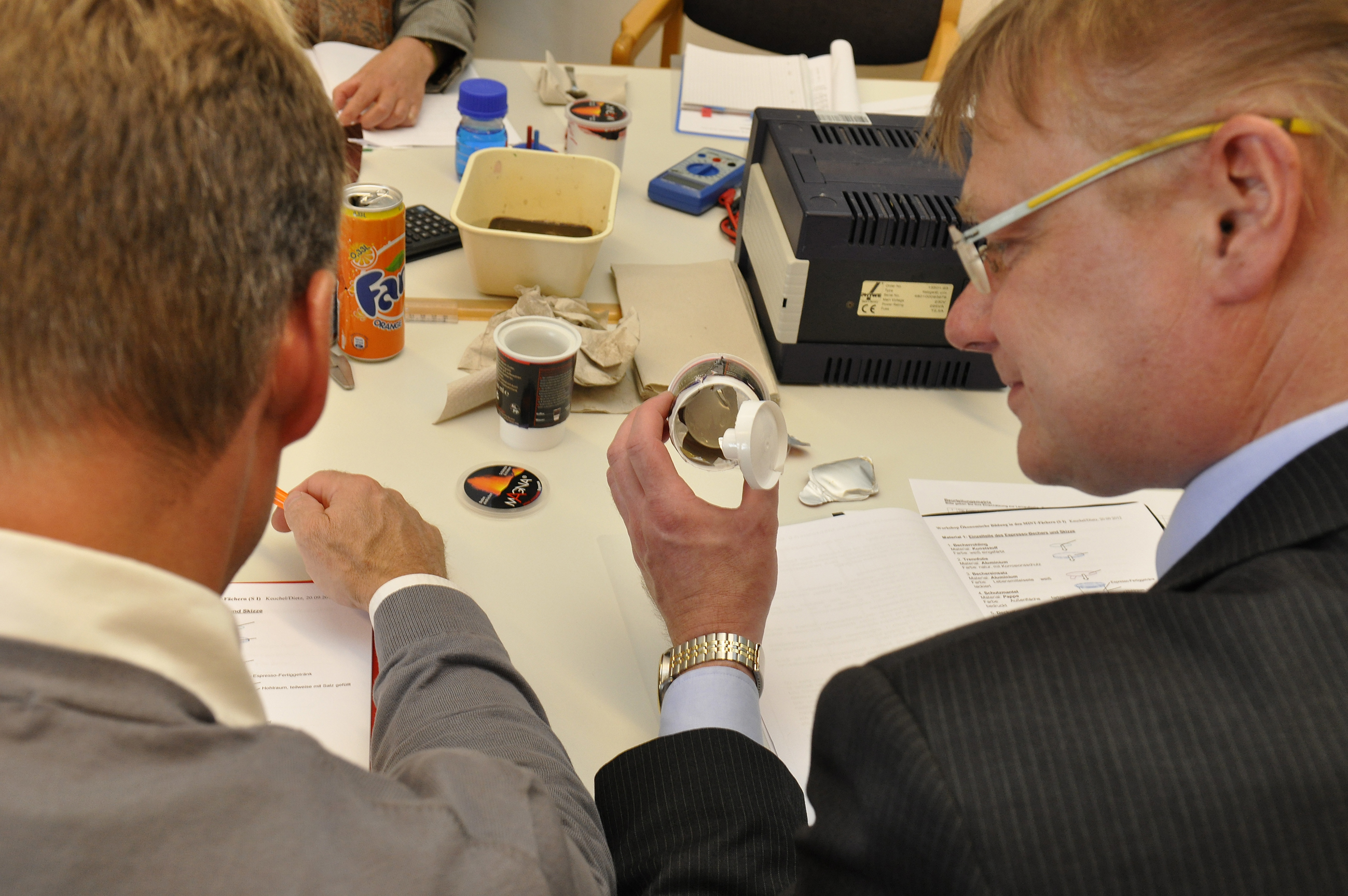 Lehrerfortbildung der Chemieverbände - Zwei Lehrer untersuchen einen selbsterwärmenden Kaffeebecher