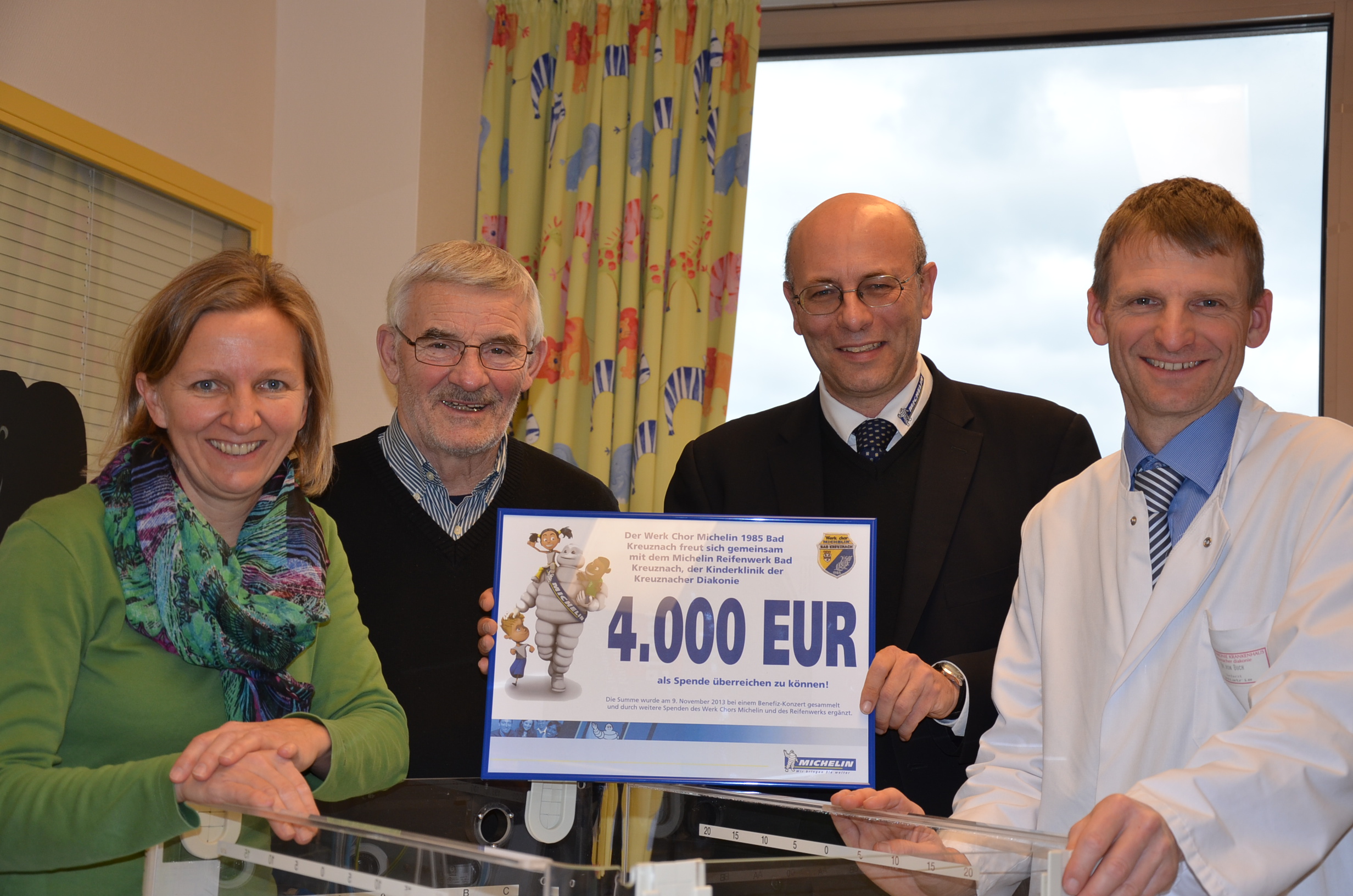 Spendenübergabe mit glücklichen GEsichtern: 4.000 Euro ermöglichen kindgerechte Zimmer in der Kinderklinik