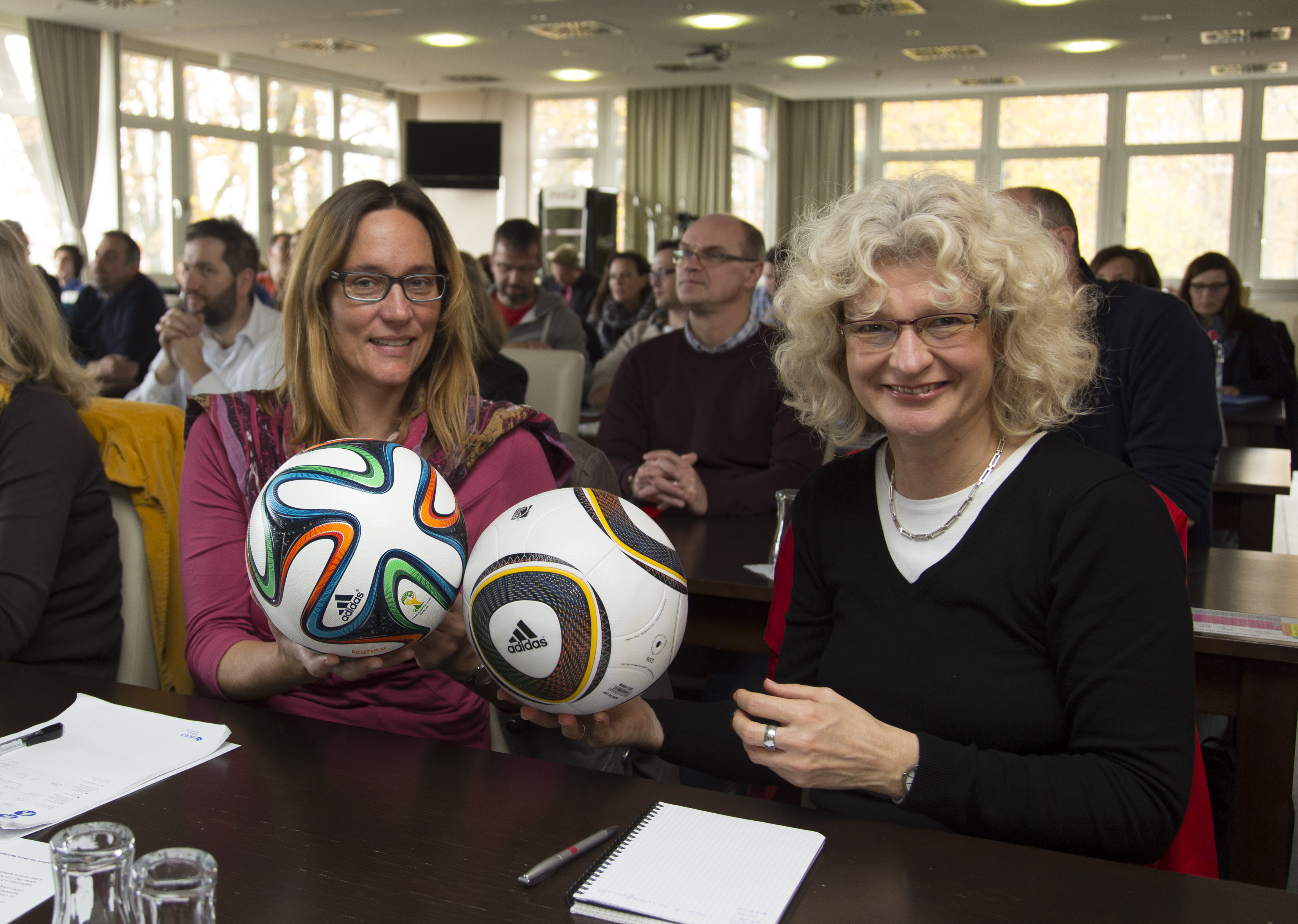 Lehrer vergleichen die Entwicklung der Fußbälle