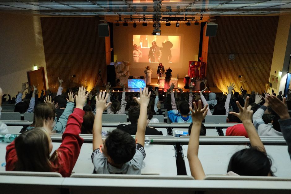 Kinder während der Chemie-Show der Campus-Hexe bei der Kinder-Uni | Foto: Julian Regel