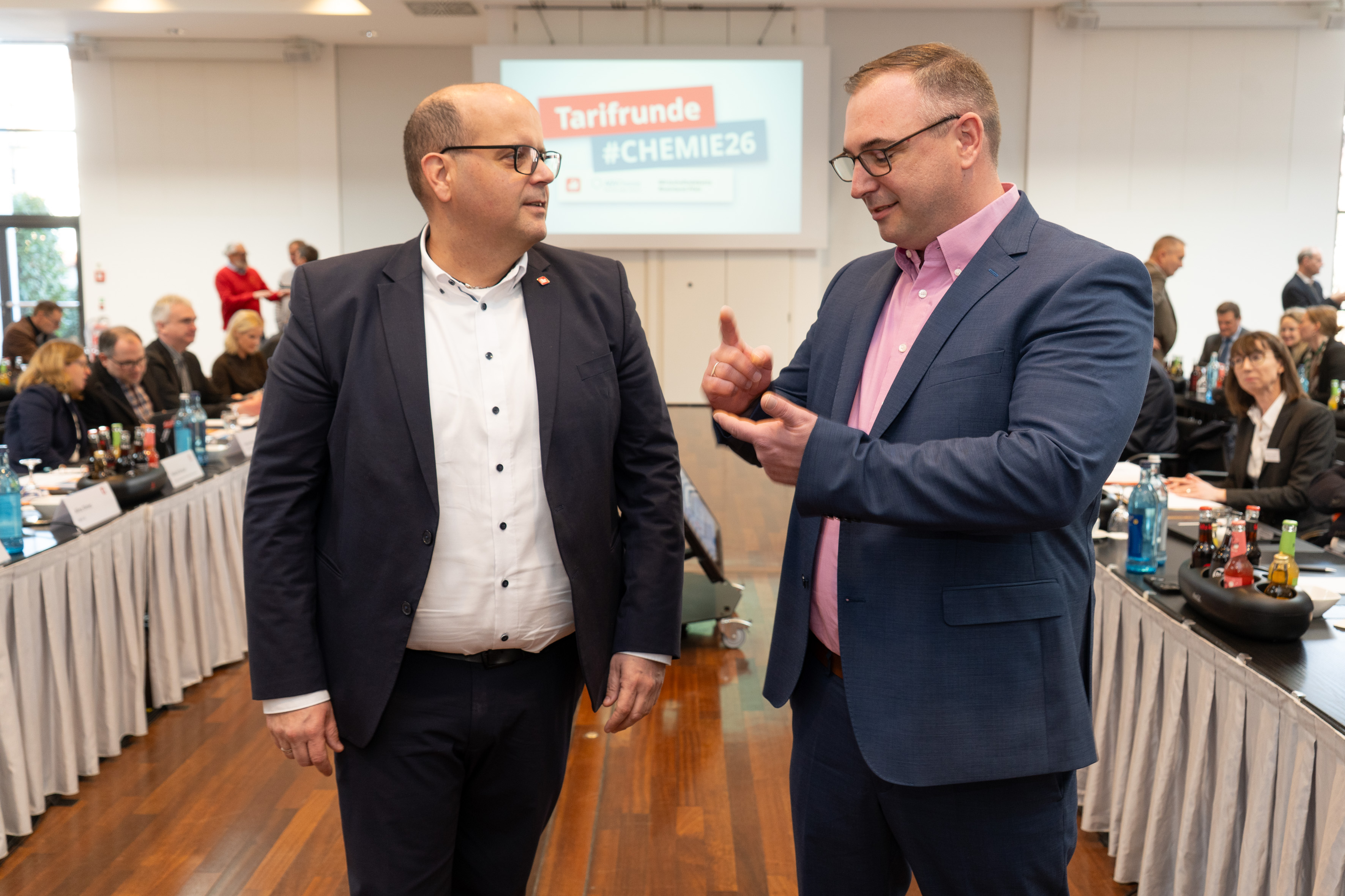 Roland Strasser (IGBCE) und Michael Müller (Arbeitgeberverband) im Gespräch