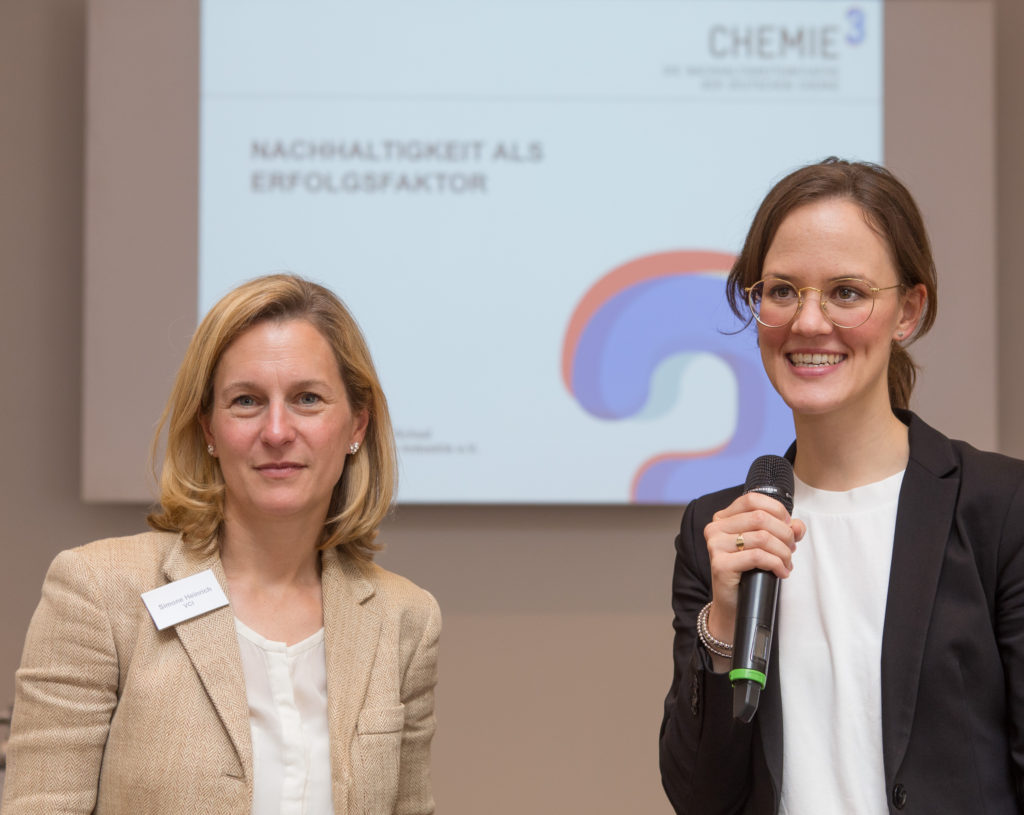 Simone Heinrich (links) und Elena Schad vom VCI-Bundesverband stellten die Entwicklung der Brancheninitiative vor.